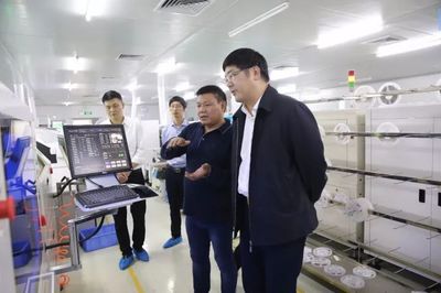 縣委書記胡劍飛赴深圳考察一束光科技，聚焦電子產品研發